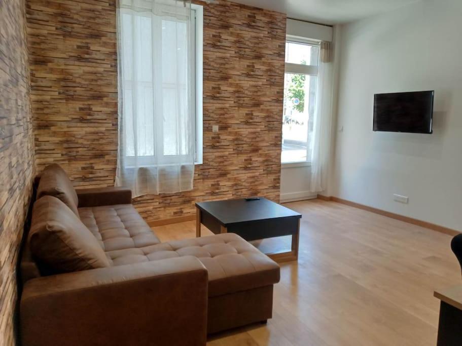 Gonnelles Appartement T3 Centre Ville Rdc D อาฌ็อง ภายนอก รูปภาพ